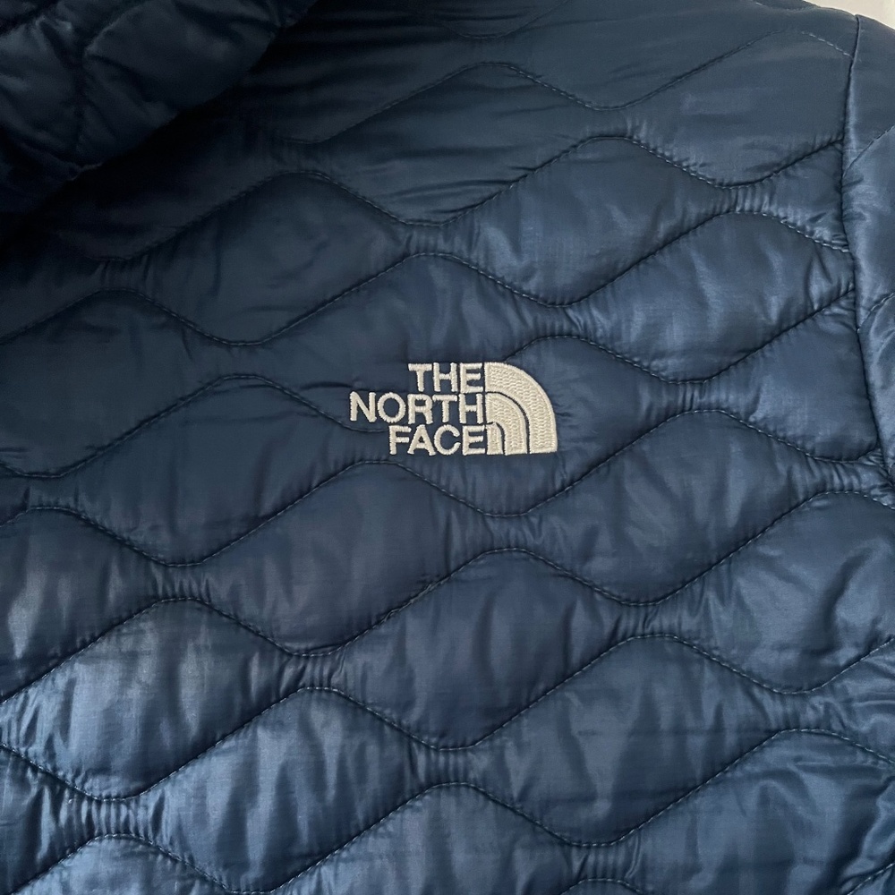 North Face Thermoball Winter Jacket - Picture 5 of 8